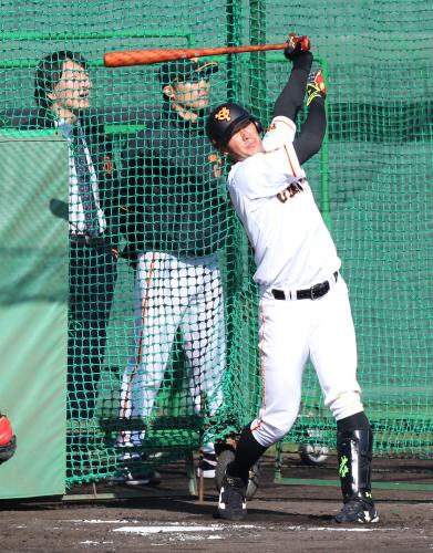 松井秀喜氏が見つめる前で鋭い打球を飛ばす大田