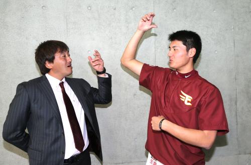 石井氏（左）に握りを教わる安楽