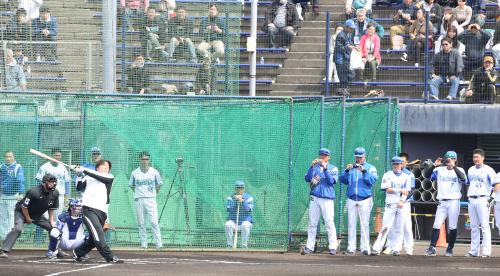 選手や観客が見守る中、ランチ特打を披露する松井氏