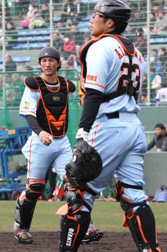 守備練習する小林（左）と相川