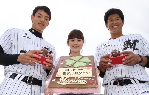 球場を訪れた筧美和子に背番号入りバレンタインチョコと「日本一」プレートをプレゼントされ笑顔の田中（左）と中村