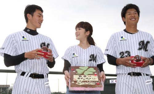 筧美和子に背番号入りバレンタインチョコと「日本一」プレートをプレゼントされ笑顔で見つめ返す田中（左）と中村