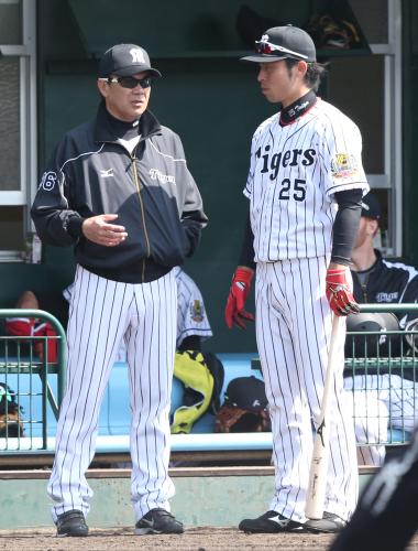 試合前、江越は和田監督（左）からアドバイスを受ける