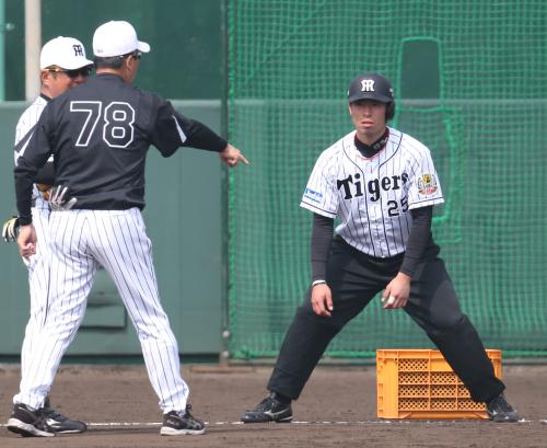 江越は平田ヘッドコーチ（左）から走塁の指摘を受ける