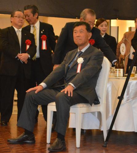 創部７０周年記念祝賀会に出席した横浜・渡辺監督