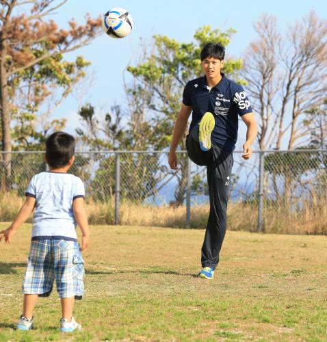 児童養護施設を訪問し、子供たちとサッカーをする大谷