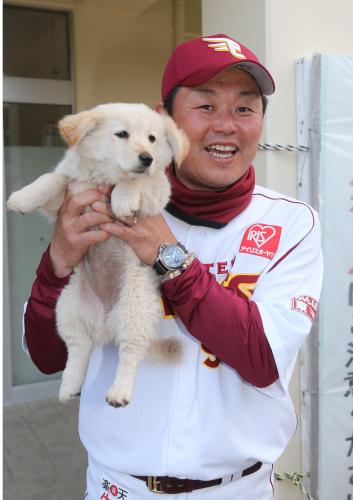 ＜楽天・韓国ＫＩＡ＞白い子犬を抱き初白星に笑顔の大久保監督