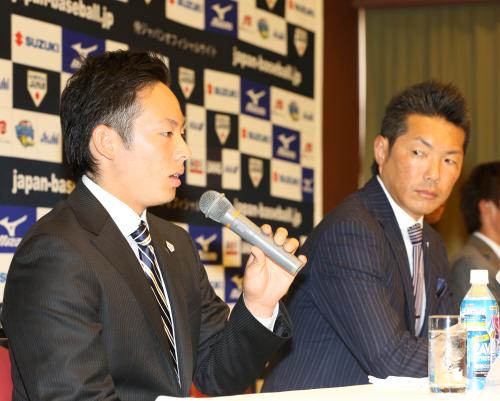 侍ジャパンに選出された楽天の松井裕（左）は小久保監督を前に意気込みを語る