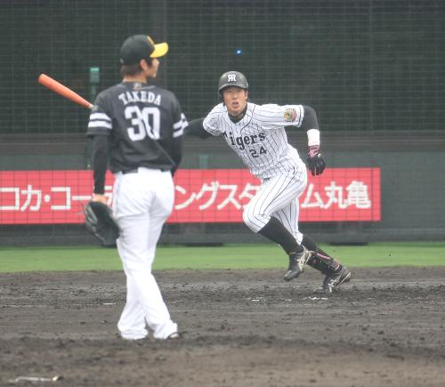 ＜神・ソ＞４回２死満塁、横田は左前適時打を放つ。投手・武田