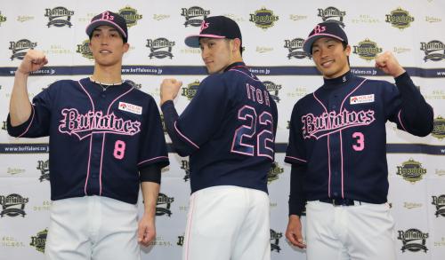 「Ｂｓオリ姫デー２０１５」で着用するユニホームを披露する（左から）駿太、伊藤、安達