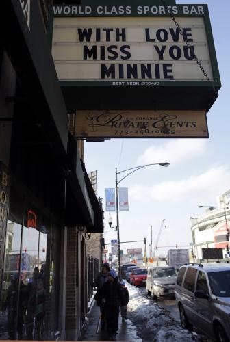 ミニー・ミノーソ氏の死を悼むシカゴ市内のスポーツバーの看板　（ＡＰ）