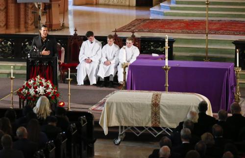 ミニー・ミノーソ氏の葬儀で弔辞を述べる息子のチャーリー・ミノーソ氏　（ＡＰ）