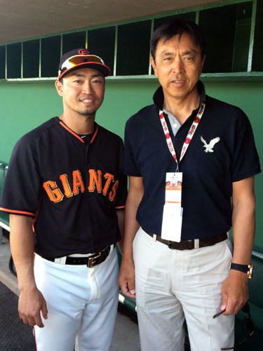 青木（左）の元を訪れ激励したヤクルト前監督の小川淳司シニアディレクター