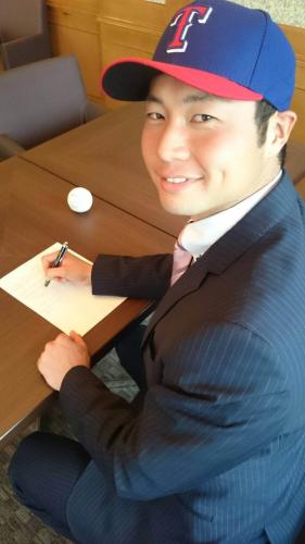 １月に神奈川県内でマイナー契約にサインした当時の冨田