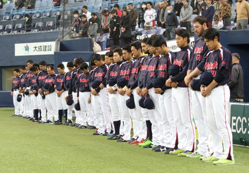 ＜オ・ヤ＞試合前、東日本大震災の犠牲者に黙とうをささげるヤクルトナイン