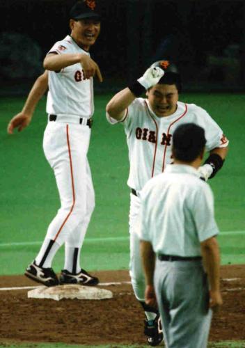 ９４年９月１７日の巨人―阪神戦でサヨナラ本塁打を放った巨人・大久保（右）は中畑コーチの前で男泣き