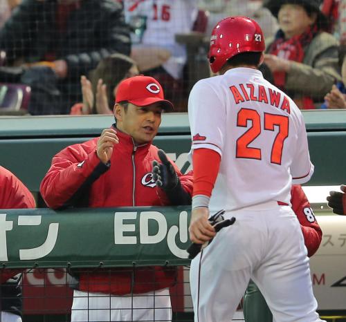 ２回２死一、二塁、広島・田中の２点適時二塁打で生還した会沢（右）を迎える緒方監督