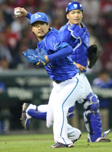 ＜広・Ｄ＞４回無死、三嶋は田中の投ゴロを一塁に送球する