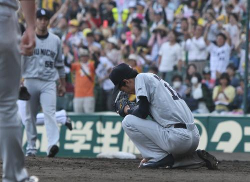 ９回２死満塁、中日・又吉は阪神・新井にサヨナラ打を許しガックリ膝をつく