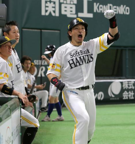 ＜ソ・楽＞４回無死、左越え本塁打を放った松田は雄叫びを上げる
