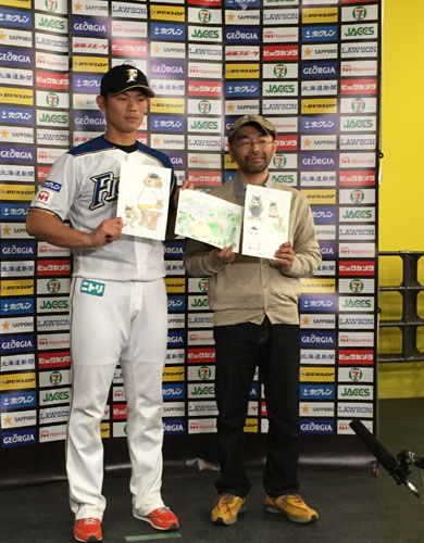 日本ハムの大野選手会長（左）と絵本作家の堀川真氏