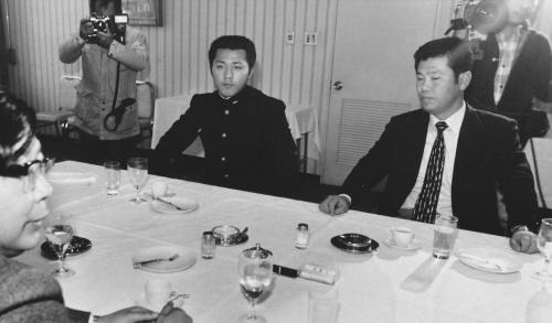 ８０年、横浜高・渡辺監督（右）と愛甲がロッテとの交渉に臨む