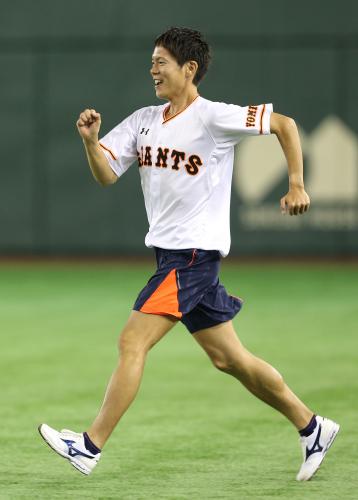 ＜巨・ヤ＞始球式を行った男子２０キロ競歩世界記録保持者・鈴木雄介