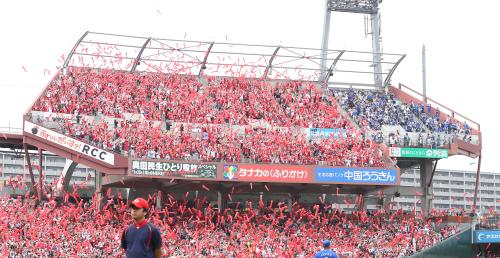 ＜広・Ｄ＞貸切新幹線でマツダスタジアムを訪れた広島ファンはビジターパフォーマンス席に陣取る