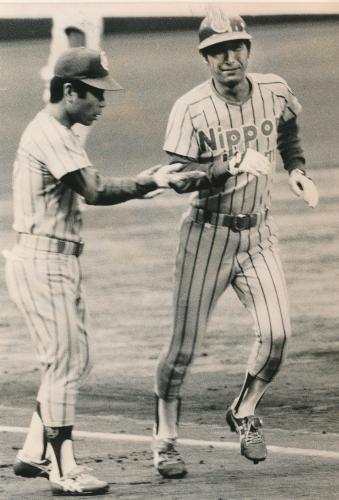 ８０年、通算１００号本塁打を放ち、今津三塁コーチに祝福を受ける日本ハム時代の富田勝（右）