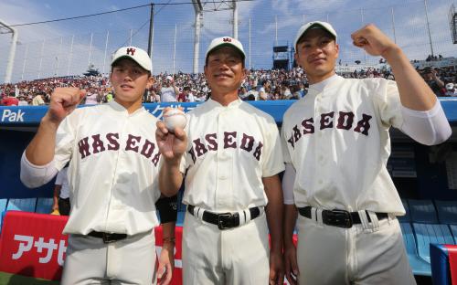 ＜早大・慶大＞優勝し、ウイニングボールを手にする早大の（左から）河原主将、高橋監督、大竹