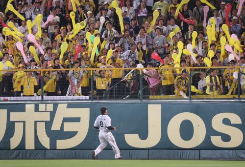 ＜神・ロ＞９回２死満塁で角中の満塁弾は勝利を信じた阪神ファンで埋まったライトスタンドに飛び込む