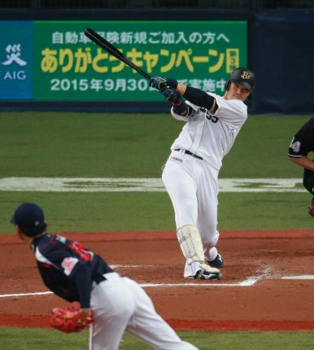 ＜オ・ヤ＞７回、１死、一塁の場面でＴ－岡田は右越えに新垣から２点本塁打を放つ
