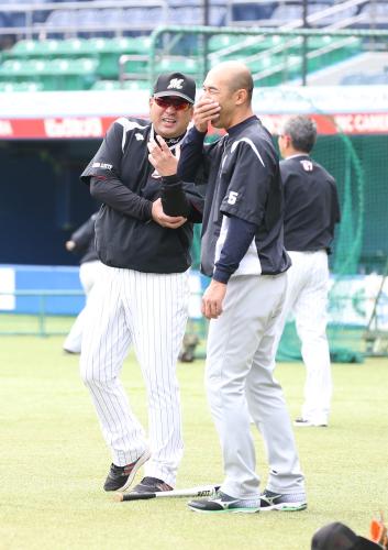 ＜ロ・中＞試合前、ロッテ・伊東監督（左）にあいさつする中日・和田