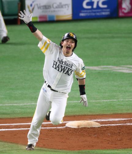 ＜ソ・神＞１１回２死一塁、松田はサヨナラ２ランを放ち歓喜の表情