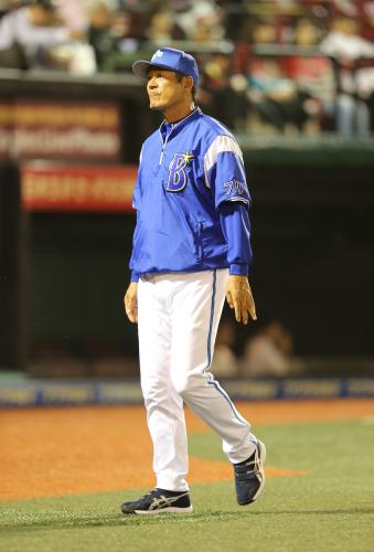 ＜楽・Ｄ＞６回、満塁ホームランの後、牧田にも二塁打を打たれた岡島の交代を告げる中畑監督