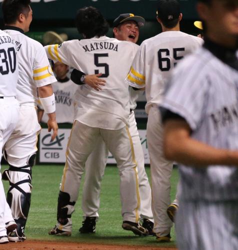 ＜ソ・神＞延長１１回２死一塁、松田（左から２人目）はサヨナラ２ランを放ち工藤監督（右から２人目）と抱き合う