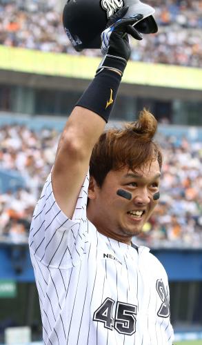 ＜ロ・巨＞６回、１死からプロ初本塁打の田村はベンチに戻りファンの声援に応える