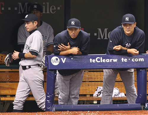 １４年４月、ベンチで戦況を見つめる（左から）ヤンキースのイチロー、黒田、田中