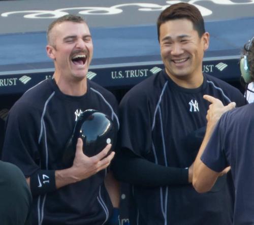 ＜ヤンキース・タイガース＞試合前、ライアン（左）と談笑する田中