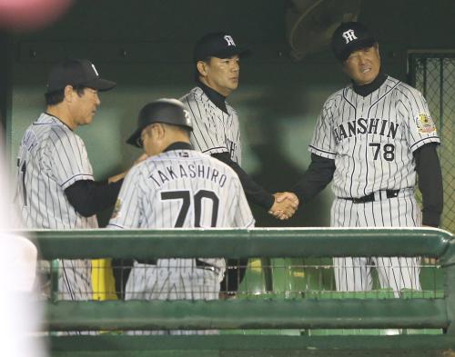 ＜広・神＞引き分けで試合が終わり平田ヘッドコーチ（右）と握手をする和田監督