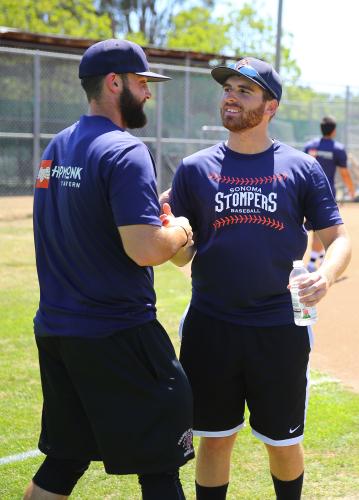 ソノマ・ストンパーズのショーン・コンロイ投手（右）はチームメートと談笑する　（ＡＰ）