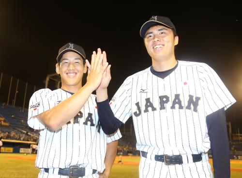 ＜侍ジャパン大学日本代表・ＮＰＢ選抜＞４回完全８Ｋと快投した田中は本塁打を放った吉田正（左）と笑顔でハイタッチ