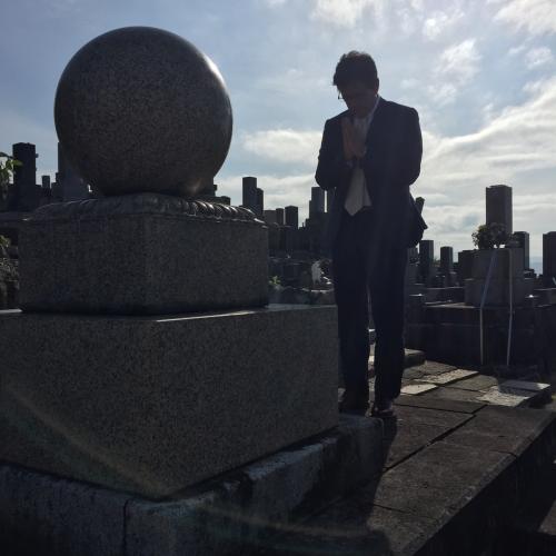久慈氏の墓前で手を合わせる日本ハム・栗山監督
