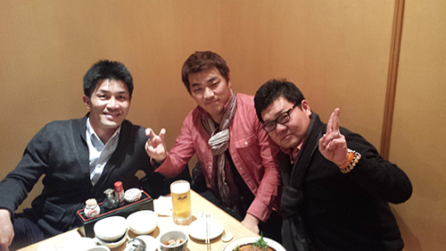 ２月に松山市内で再会した（左から）矢野さん、星子さん、松山商出身の今井康剛さん（星子さん提供）