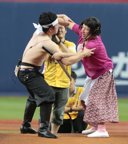＜ソ・楽＞試合前のセレモニーで乳首ドリルをする吉田裕（左）とすっちー