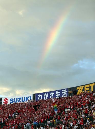 ＜神・広＞４回無死一、二塁、新井の先制適時打に盛り上がる広島ファンの頭上に虹がかかる