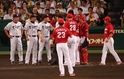 ＜神・広＞４回１死二塁、坂への死球をめぐって広島ナインに詰め寄る平田ヘッドコーチ（左から３人目）ら阪神首脳陣