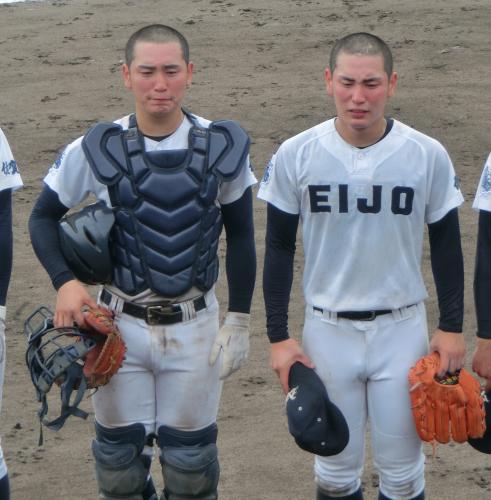 初戦敗退し泣きながら整列する双子の重田慎太郎捕手（左）と準之助投手