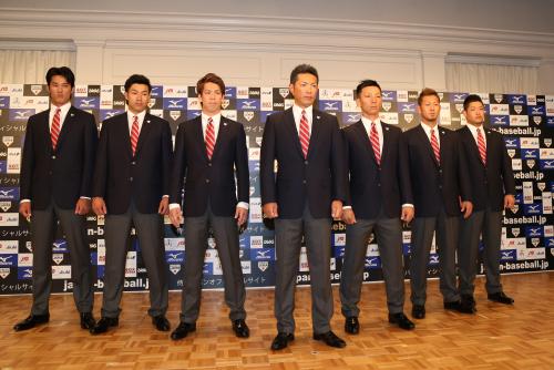 公式スーツを着る（左から）藤浪、柳田、前田健、小久保監督、嶋、中田、筒香