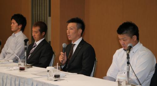 記者会見を行う選手会の（左から）下園、東出、嶋会長、村田